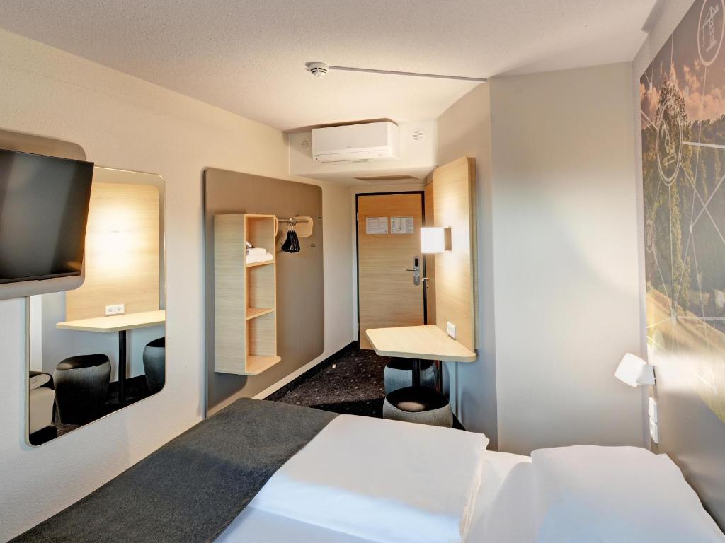 TV a/nebo společenská místnost v ubytování B&B HOTEL Kassel-Industriepark