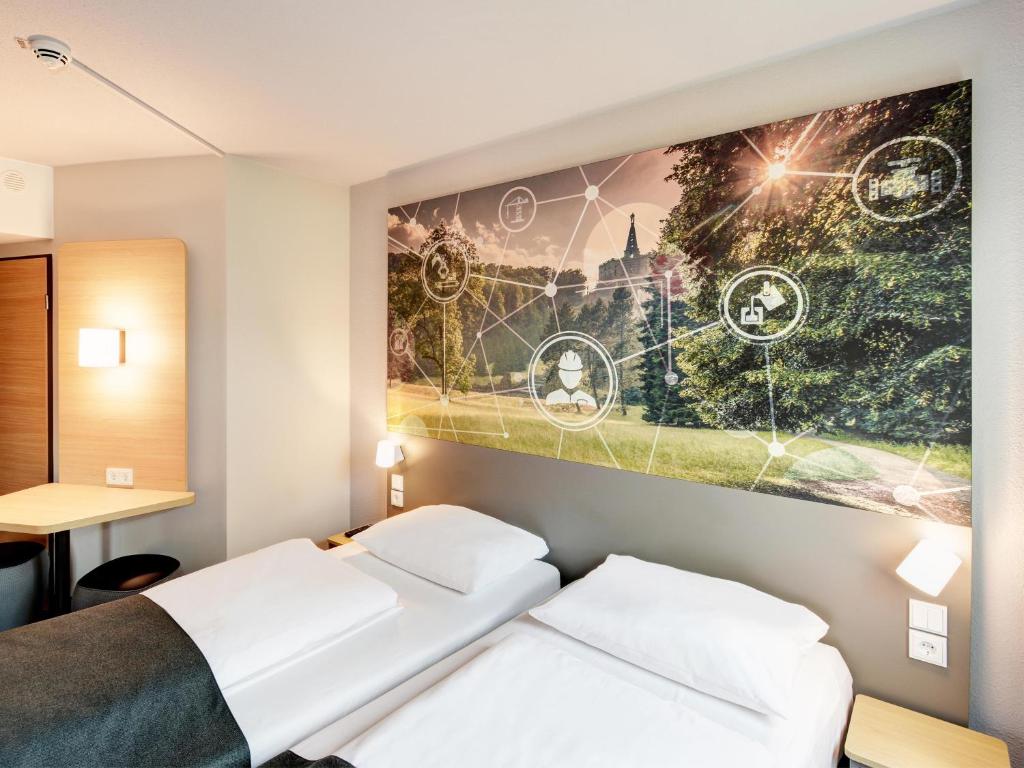 Postel nebo postele na pokoji v ubytování B&B HOTEL Kassel-Industriepark