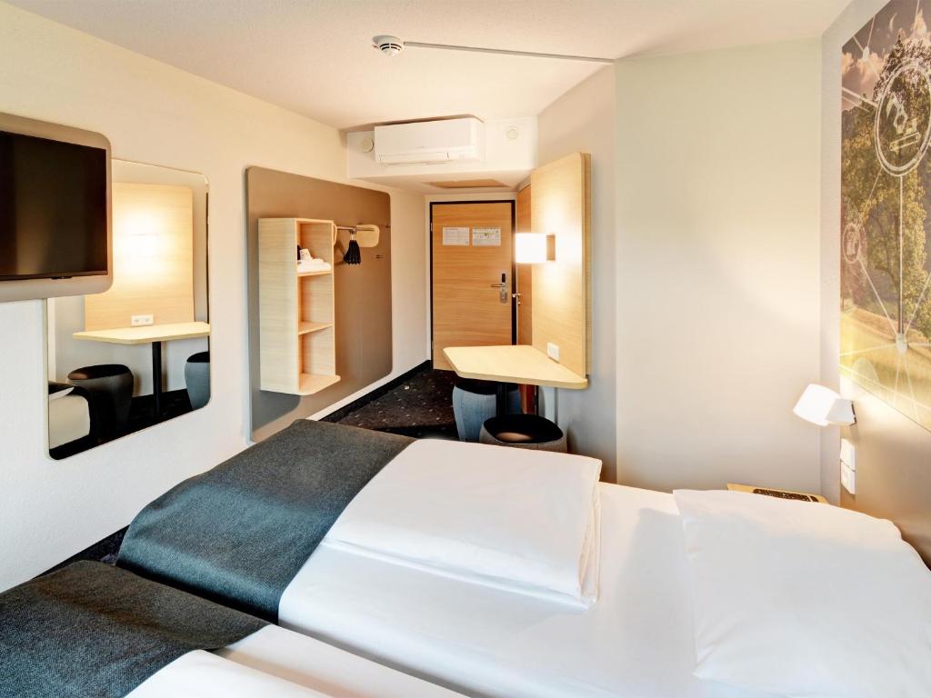 Postel nebo postele na pokoji v ubytování B&B HOTEL Kassel-Industriepark