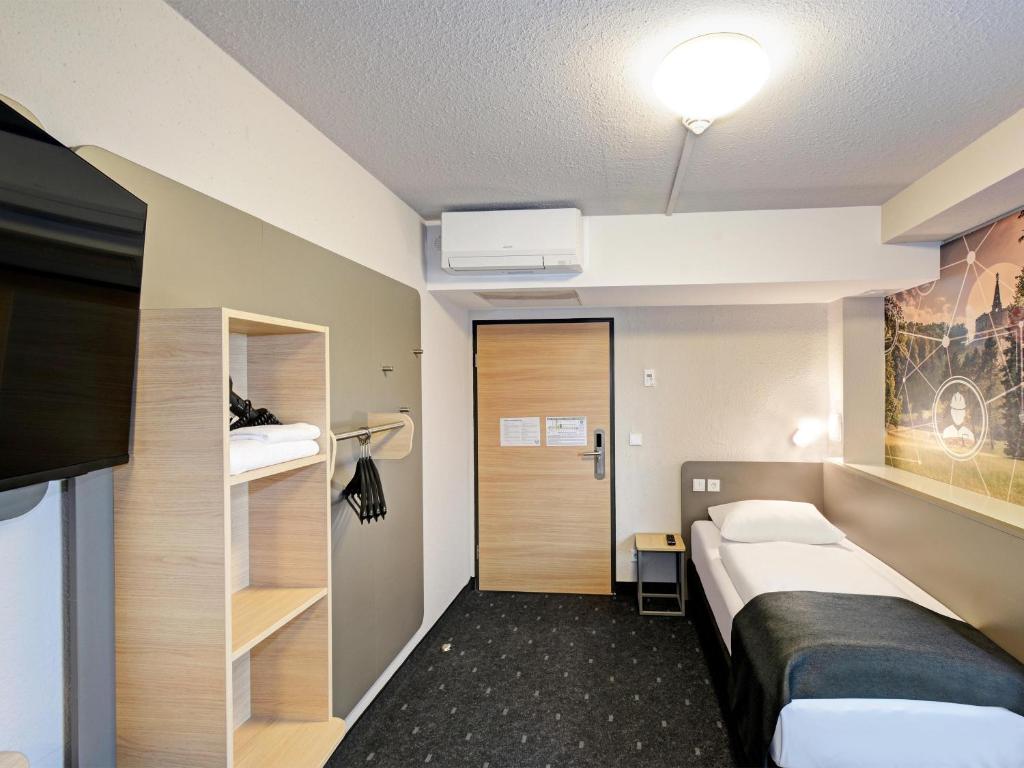 Postel nebo postele na pokoji v ubytování B&B HOTEL Kassel-Industriepark
