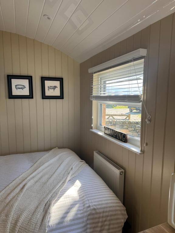 Postel nebo postele na pokoji v ubytování coastal view shepherds hut with hot tub