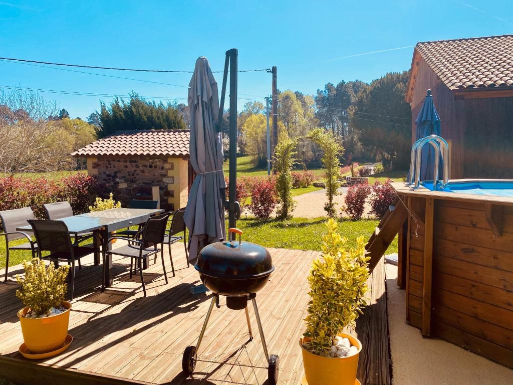 - une terrasse avec un grill, une table, une table et des chaises dans l'établissement 3-Star Tourism Rated Holiday 1 Bedroom Home with Aircon and Private Pool - 45 Mins from Sarlat, à Capdrot