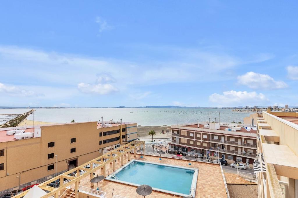 サン・ペドロ・デル・ピナタルにあるMarina Vibes apartment with poolのホテルのバルコニーから眺める海の景色