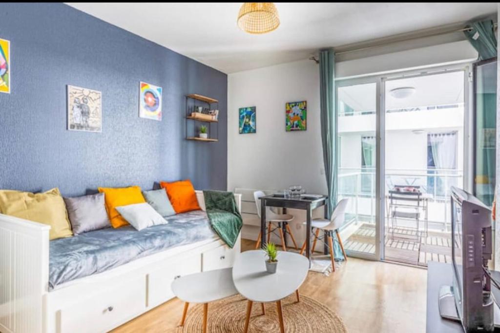 un salon avec un canapé et une table dans l'établissement Studio with balcony in the heart of La Rochelle, à La Rochelle