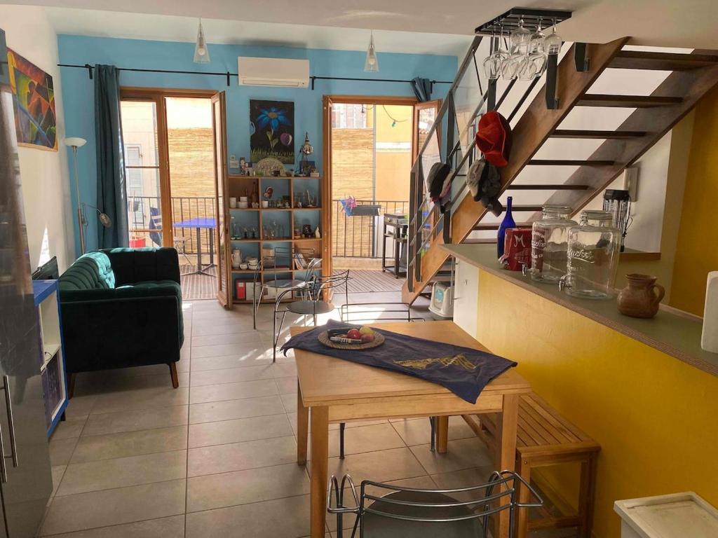 un salon avec une table et un escalier dans l'établissement Panier Apartment4 bedrooms 2 bathrooms terrace 12 rue Saint Pons, à Marseille