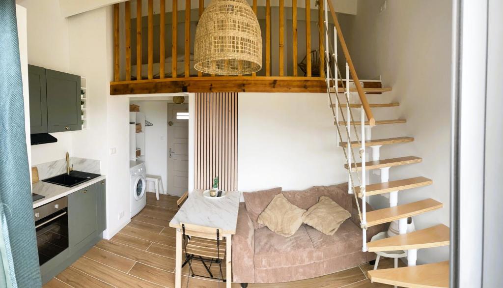 - un salon avec une mezzanine et un escalier dans l'établissement Studio Cabine - Piscine & Parking, au Grau-dʼAgde