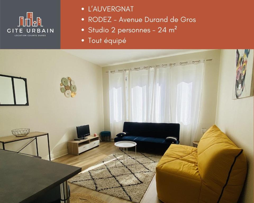 un salon avec un canapé et une table dans l'établissement le ROUERGAT, à Rodez