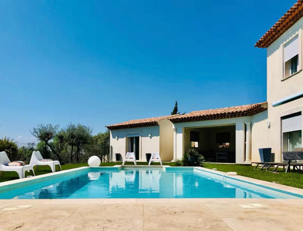 une piscine devant une maison dans l'établissement Villa avec prestations de qualité, à Draguignan