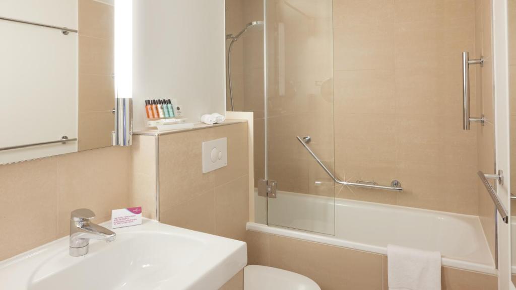 Koupelna v ubytování Crowne Plaza Zürich by IHG