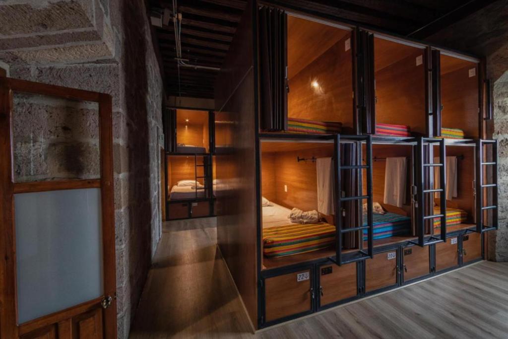 Postel nebo postele na pokoji v ubytování OYO Hostal Mich
