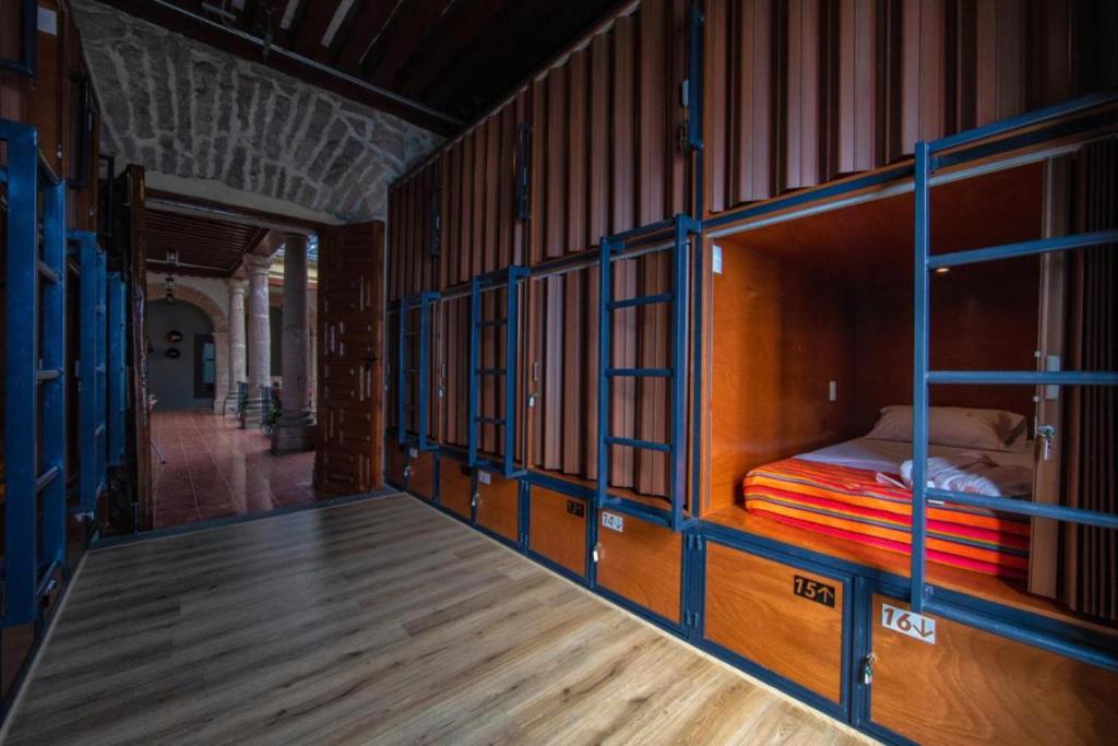 Palanda nebo palandy na pokoji v ubytování OYO Hostal Mich