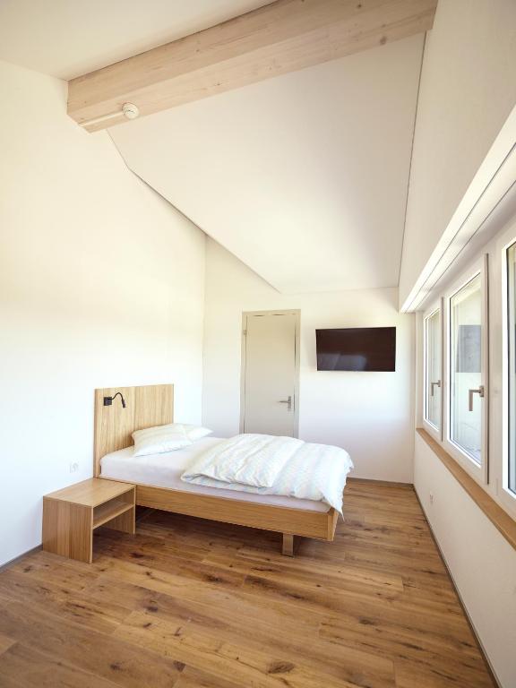 Postel nebo postele na pokoji v ubytování Hotel Rössli Tufertschwil