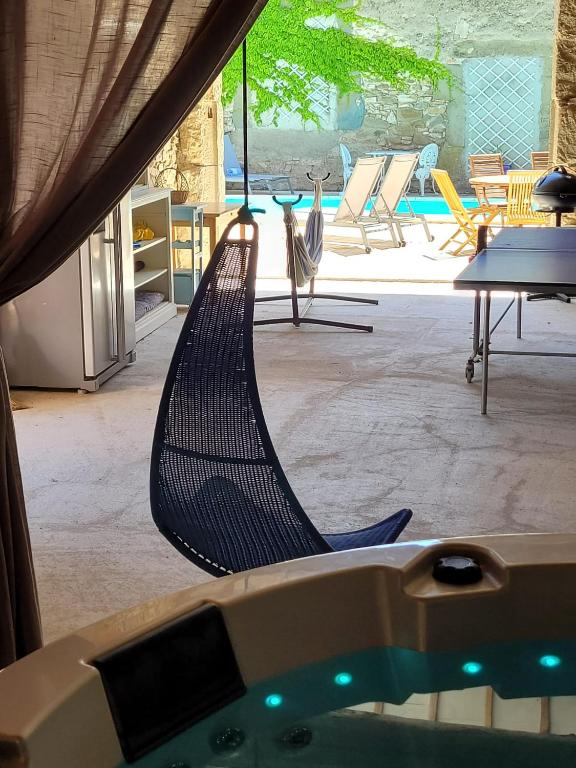 - un hamac dans une chambre avec piscine dans l'établissement Le gîte de Sainte Valière PISCINE,SPA et CLIMATISATION, à Sainte-Vallière