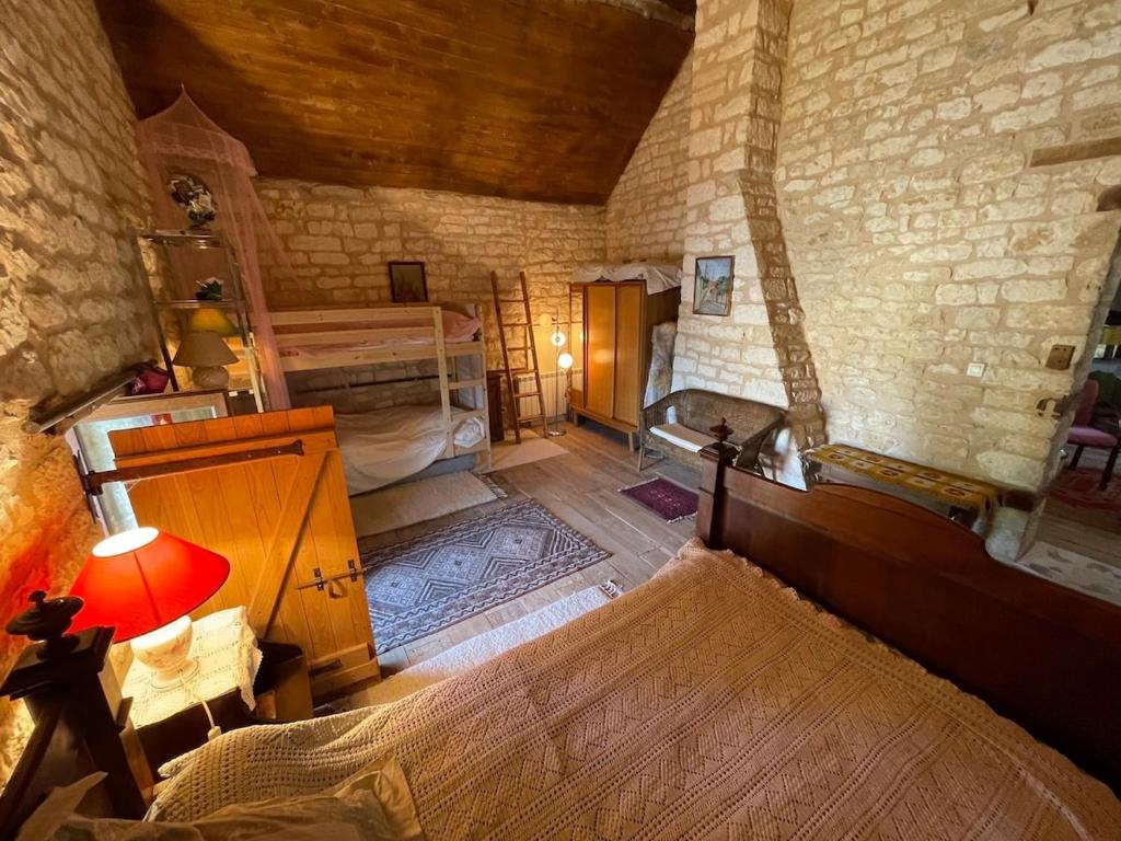 an overhead view of a bedroom with two bunk beds at Les gardiens d'antan in Béru