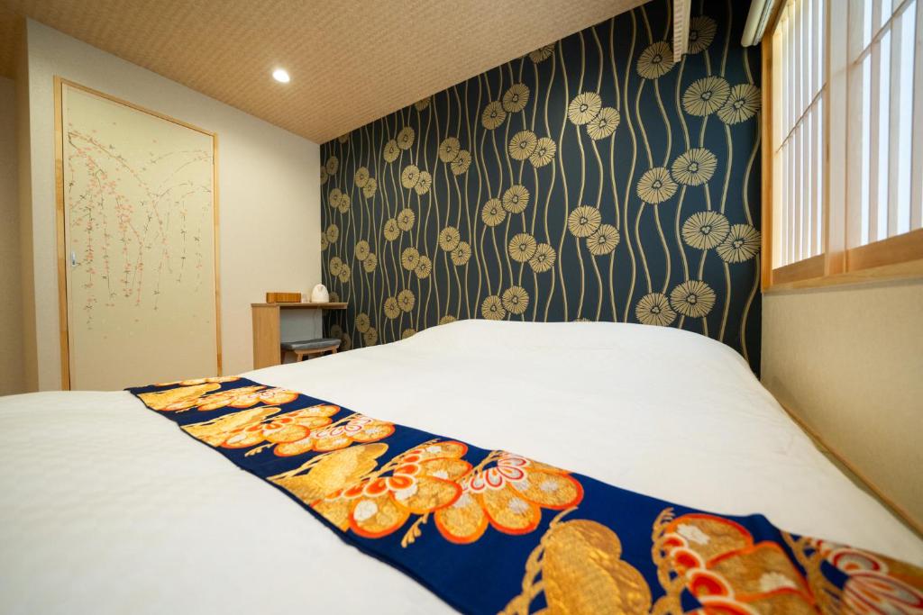 a bedroom with a bed with a floral wallpaper at 久宿 東山 Hisaya Higashiyama Room C in Kyoto