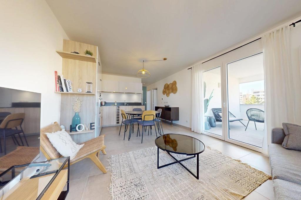 un salon avec un canapé et une table dans l'établissement Le Concert - Confortable 3 pièces de 60 m proche lac et Vieille Ville, à Annecy