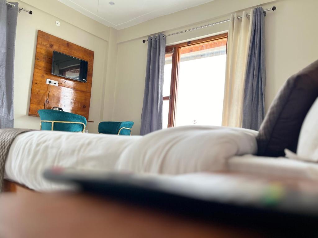 Ένα ή περισσότερα κρεβάτια σε δωμάτιο στο Himalayan Hill Top Resort