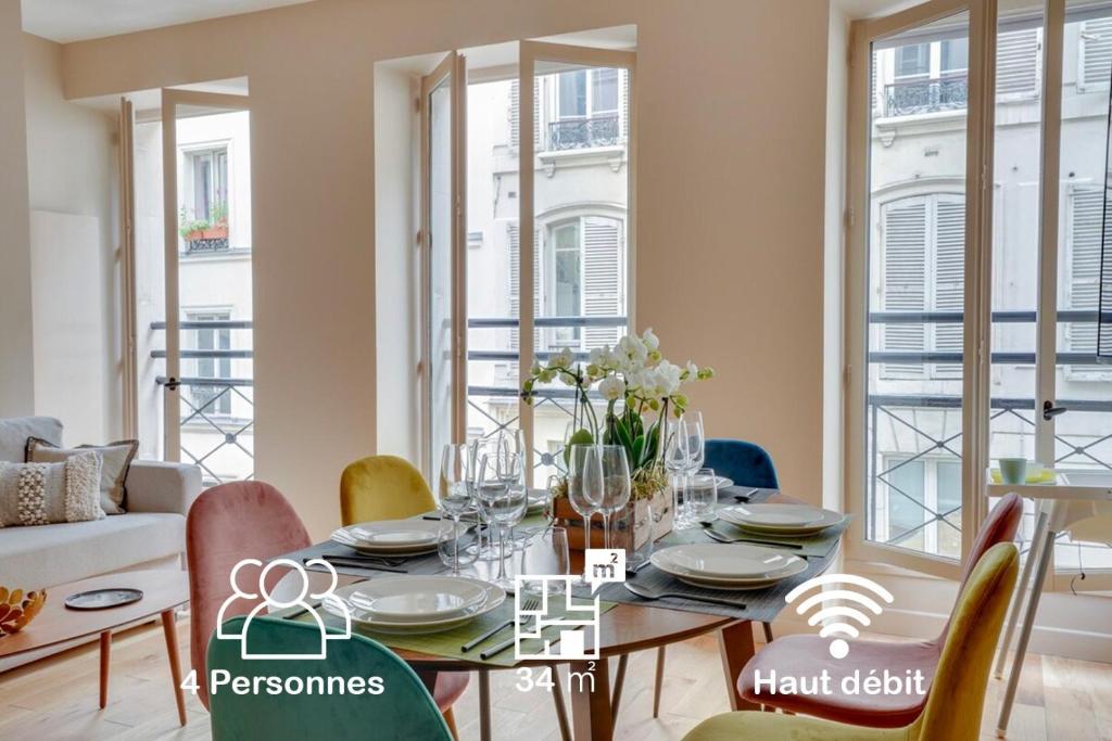une salle à manger avec une table et des chaises dans l'établissement 167 Suite K - Superbe Appartement à Paris, à Paris