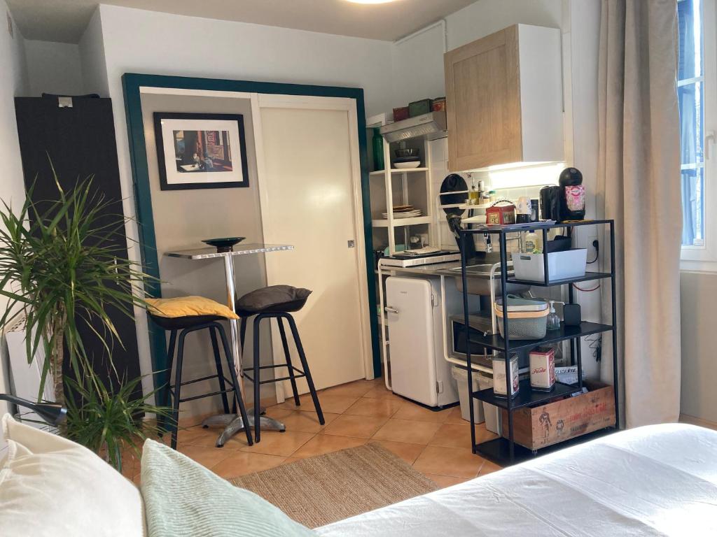 Kuchyňa alebo kuchynka v ubytovaní AUX 4 LOGIS Appart-hotel - Studio Le City - Petit déjeuner inclus 1ère nuit