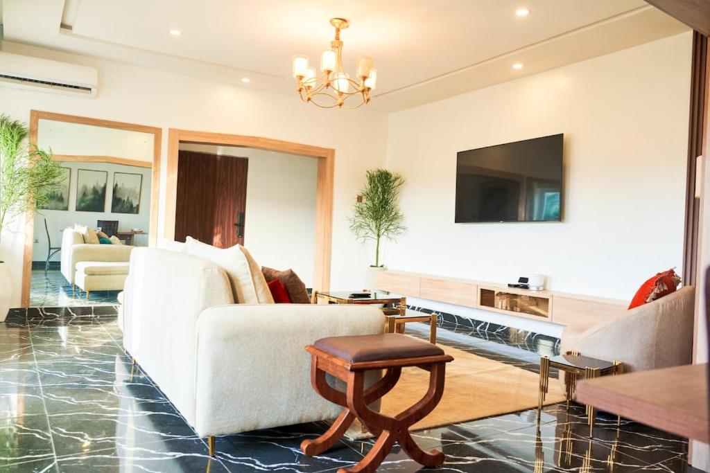 TV a/nebo společenská místnost v ubytování Cozy Cove Residence