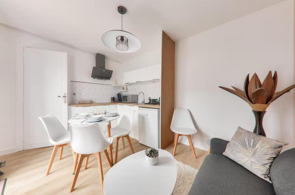 ラ・ボールにあるJolie Maisonnette avec terrasseのソファとテーブルのあるリビングルーム