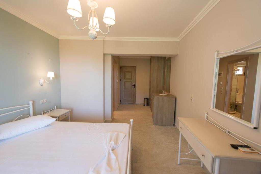 Łóżko lub łóżka w pokoju w obiekcie Santa Marina Hotel