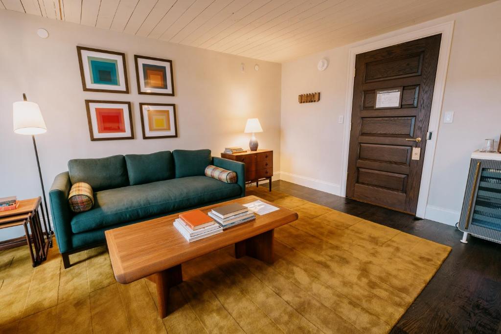 Posezení v ubytování Eleven Revelstoke Lodge