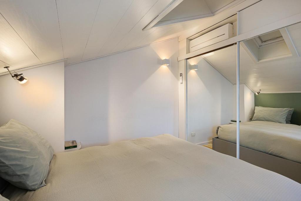 a small bedroom with a bed and a mirror at Casa Giacomo in Arona