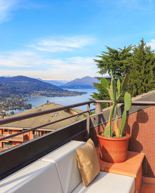 a plant sitting on a bench on a balcony at Casa Giacomo in Arona
