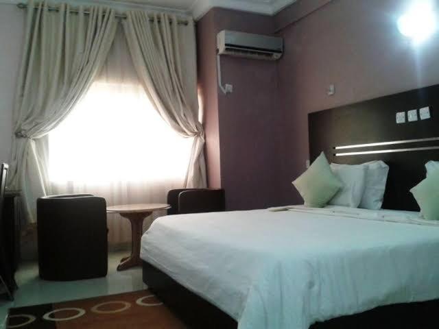 Postel nebo postele na pokoji v ubytování Jades Hotel