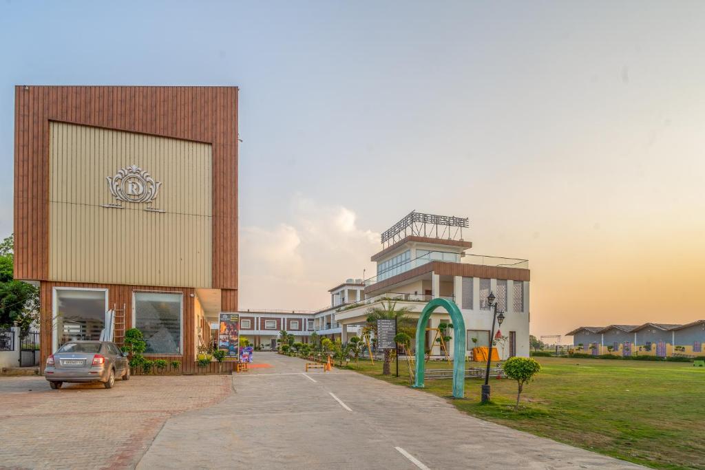 a building with a car parked in a parking lot at Royal Delight Resort in Madīna