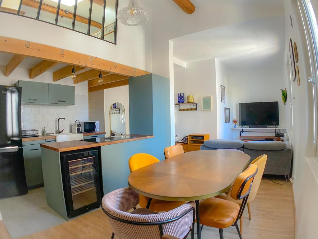 une cuisine et une salle à manger avec une table et des chaises dans l'établissement Nouveau Appartement L'Authentique Montpellier Centre Ville Proche Gare, à Montpellier