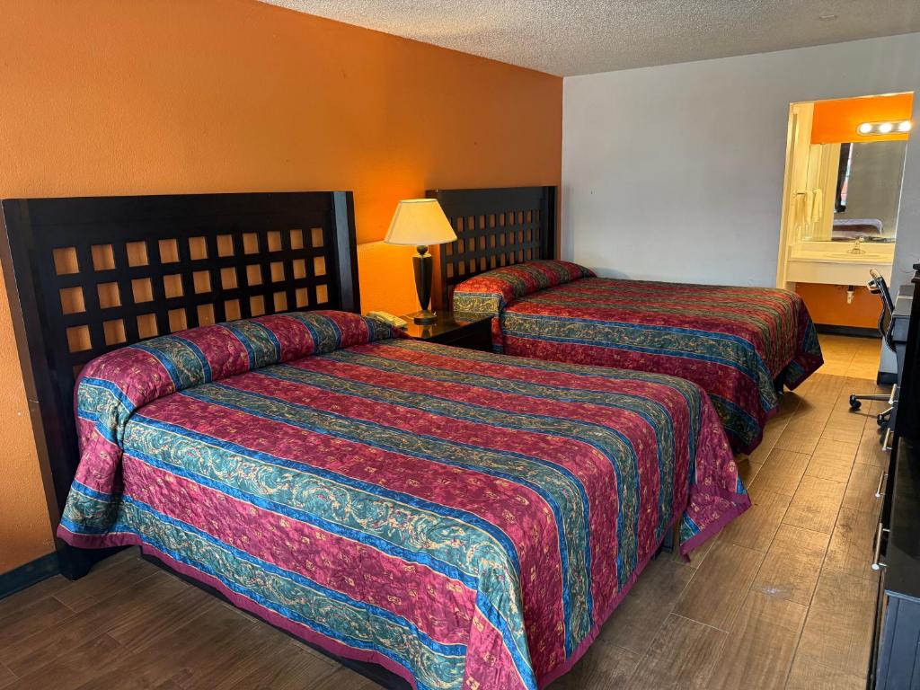a hotel room with two beds and a lamp at Sherman Inn in Sherman
