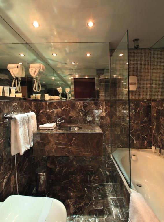 Koupelna v ubytování Movenpick MS Hamees
