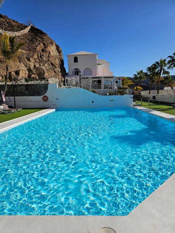 duży niebieski basen przed budynkiem w obiekcie Canaima 306 w mieście Puerto Rico de Gran Canaria