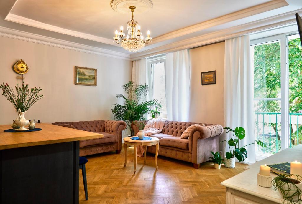 ein Wohnzimmer mit zwei Sofas und einem Tisch in der Unterkunft Le Petit Okopowa - apartament w centrum Lublina in Lublin
