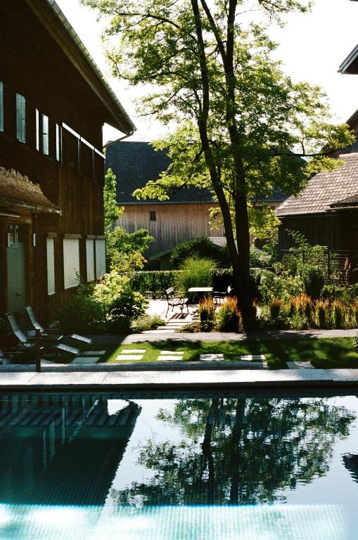 Bazén v ubytování Hirschen - Fine Hotel, Restaurant & Spa nebo v jeho okolí