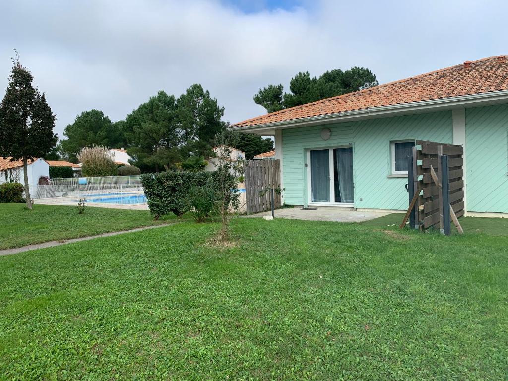 une maison avec une cour et une clôture dans l'établissement La cascade-Dolus-2 bedrooms, à Dolus-d'Oléron