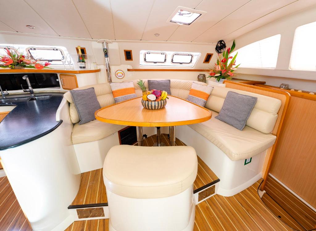 Kuchyň nebo kuchyňský kout v ubytování Catamaran Z'ile cruise