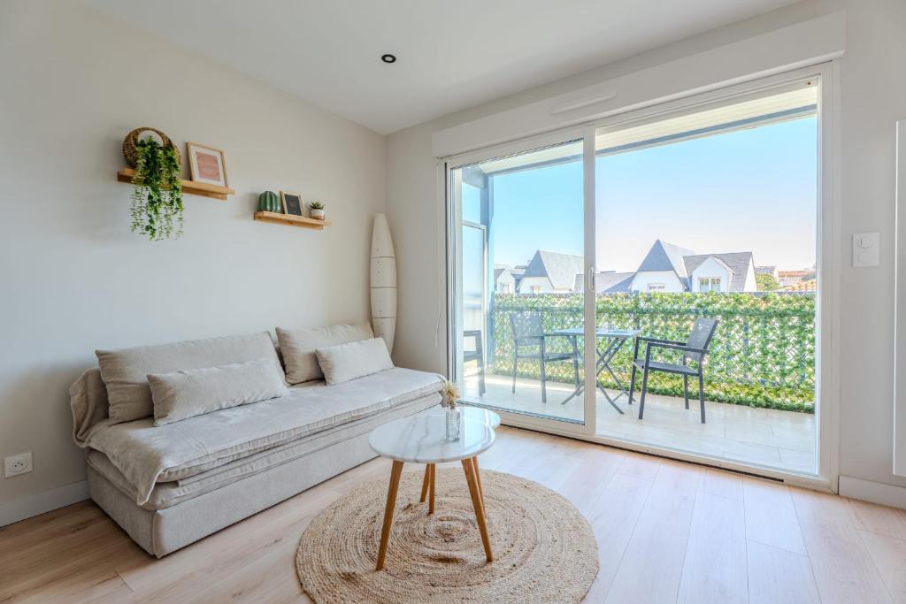 un salon avec un canapé et une table dans l'établissement Cocooning à 5 mn de la Grande Plage Parking privé, à Les Sables-dʼOlonne