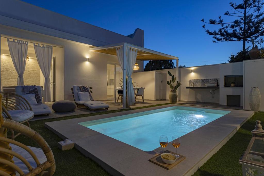 Bazén v ubytovaní Casa un Tocco di Blu con piscina privata alebo v jeho blízkosti