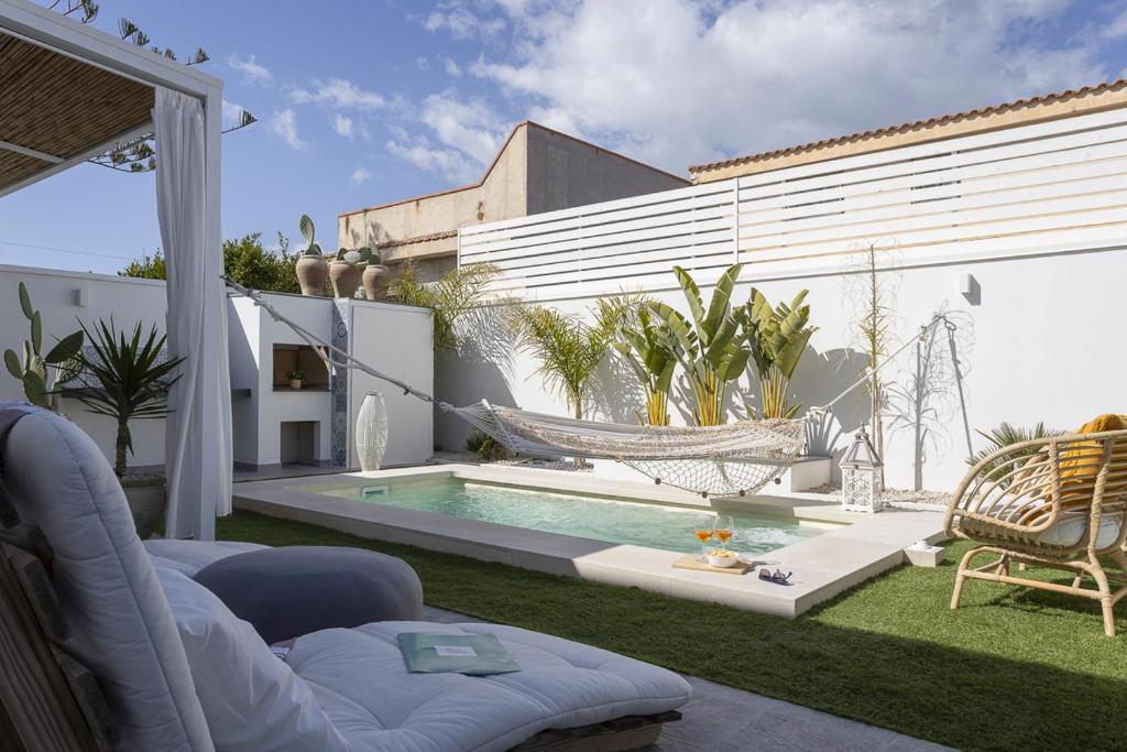 Bazén v ubytovaní Casa un Tocco di Blu con piscina privata alebo v jeho blízkosti