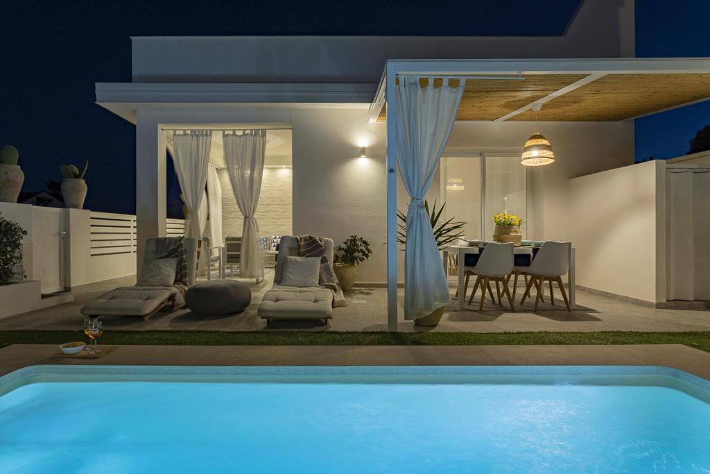 Bazén v ubytovaní Casa un Tocco di Blu con piscina privata alebo v jeho blízkosti