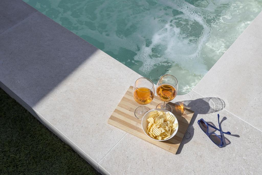 Nápoje v ubytovaní Casa un Tocco di Blu con piscina privata