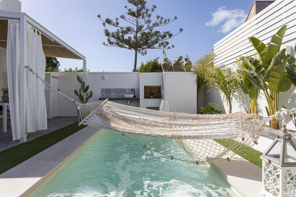Bazén v ubytovaní Casa un Tocco di Blu con piscina privata alebo v jeho blízkosti