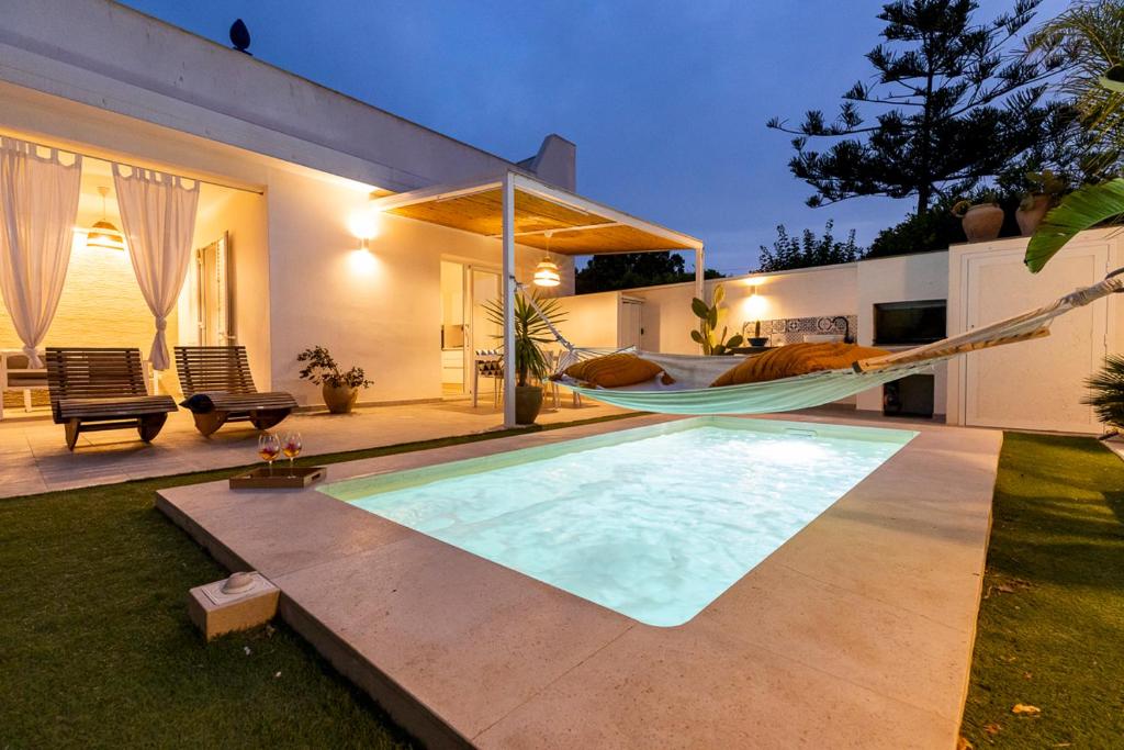 Bazén v ubytovaní Casa un Tocco di Blu con piscina privata alebo v jeho blízkosti