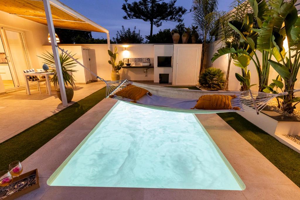 Bazén v ubytovaní Casa un Tocco di Blu con piscina privata alebo v jeho blízkosti