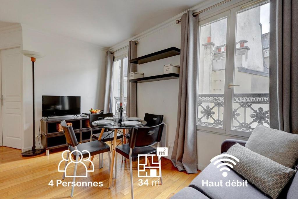 un salon avec une table et un canapé dans l'établissement Bluestay 238 - Superbe appartement à Paris, à Paris