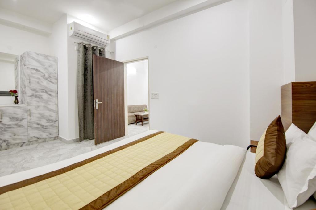 Postel nebo postele na pokoji v ubytování Hotel S B Inn Near New Delhi railway Station Paharganj