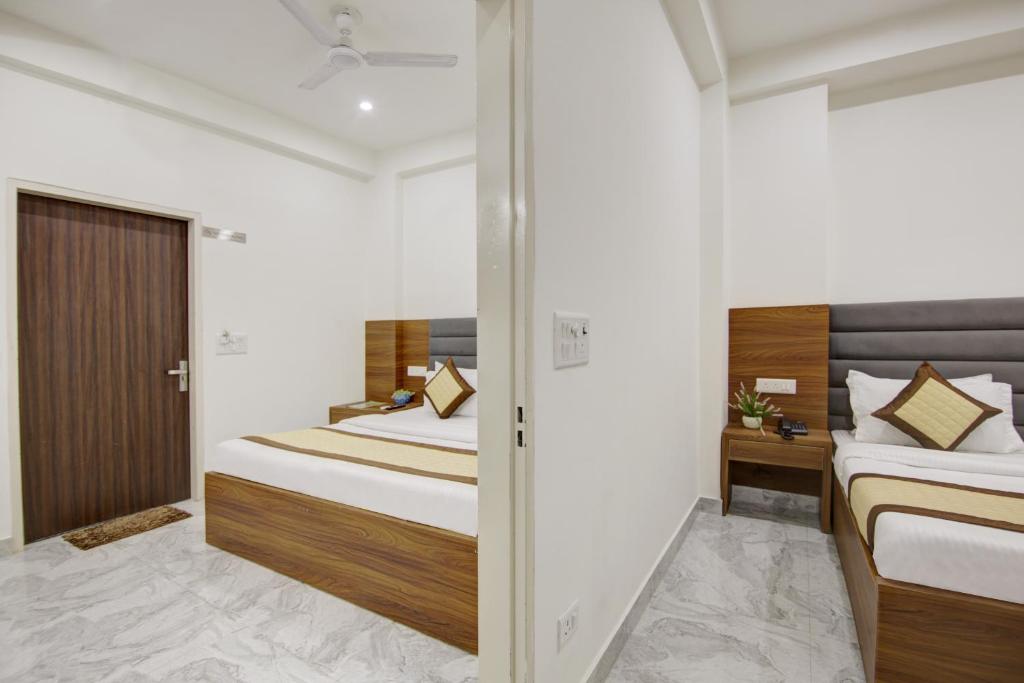 Postel nebo postele na pokoji v ubytování Hotel S B Inn Near New Delhi railway Station Paharganj